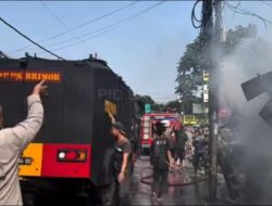 Brimob Polda Metro Jaya Bantu Padamkan Kebakaran Dua Kios di Ciputat