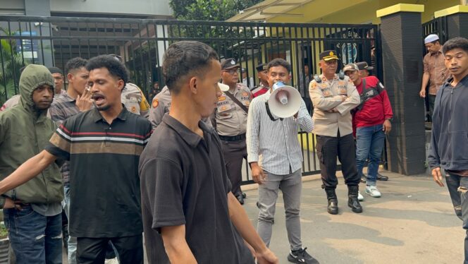 
					Polisi Gagalkan Pembakaran Ban Saat Aksi Mahasiswa di Kantor ATR/BPN Jakarta Utara