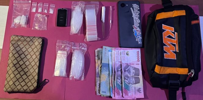 
					Polres Labuhanbatu Selatan Berhasil Ungkap Kasus Peredaran Narkotika, Seorang Pria Diamankan dengan Barang Bukti Sabu 8,20 Gram