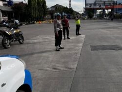 Personel Satsamapta dan Satlantas Polres Priok, Laksanakan Pengaturan Lalu Lintas untuk Wujudkan Arus Lalin yang Aman
