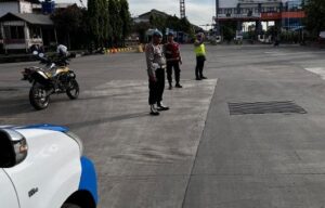 Personel Satsamapta dan Satlantas Polres Priok, Laksanakan Pengaturan Lalu Lintas untuk Wujudkan Arus Lalin yang Aman