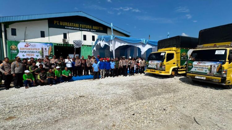 80 Ton Pupuk Batu Bara Disalurkan ke Petani Riau, Kapolri: Wujud Polri Hadir untuk Masyarakat
