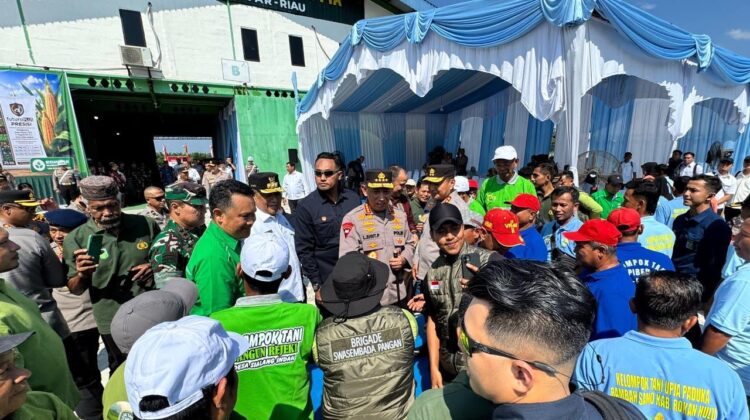 Kapolri Tinjau Pabrik Pupuk Batu Bara di Kampar, Lepas Distribusi 80 Ton Pupuk untuk Kelompok Tani Riau
