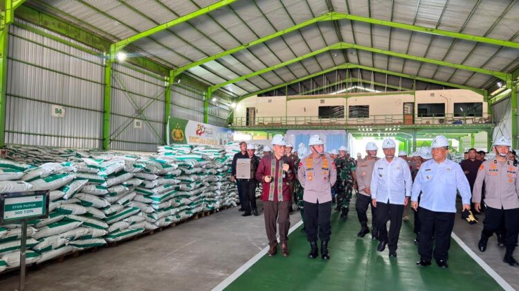 Dari Kampar ke Pasar Global, Kapolri Tinjau Inovasi Pupuk Batu Bara Karya Anak Bangsa