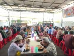 Polsek Metro Penjaringan Bagikan 500 Paket Makanan Gratis, Kapolsek: Polisi Harus Hadir dan Bermanfaat untuk Masyarakat