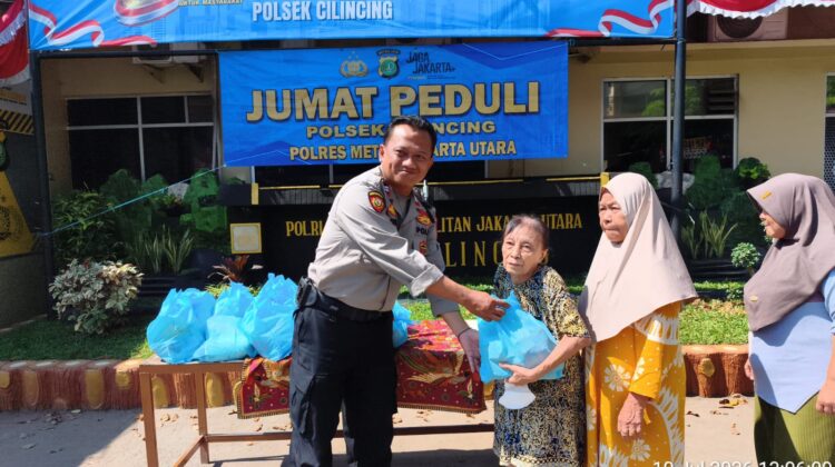 Polsek Cilincing Bagikan 30 Paket Sembako Lewat Program Jumat Peduli, Perkuat Kedekatan dengan Warga