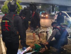 Brimob Metro Jaya Sigap Evakuasi Korban Kecelakaan Saat Patroli Malam di Jakarta Utara
