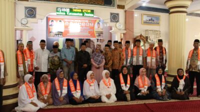18 Jamaah Umroh Travel Holiday Cabang Solok Diberangkatkan, Dilepas Langsung Wakil Bupati Solok