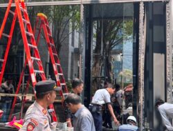 Mobil Tabrak Kaca Gedung di Kebayoran Baru, Pengemudi dan Pengelola Capai Kesepakatan