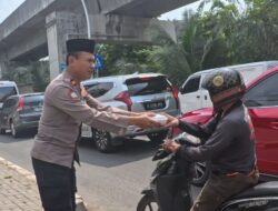Polsek Kelapa Gading Bagikan 50 Nasi Kotak kepada Ojol dan Warga dalam Program Jumat Peduli