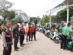 Pengurus Masjid Al Qohhar Bagikan 500 Paket Sembako untuk Pengemudi Ojol di Penjaringan