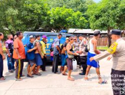 Polsek Cilincing Bagikan 40 Paket Nasi Kotak kepada Warga dalam Program Jumat Peduli