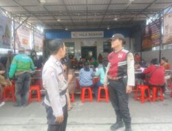 Jumat Peduli Polsek Metro Penjaringan, Bagikan Makan Siang Gratis untuk Warga dan Pekerja Lapangan