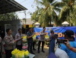 Polres Metro Jakarta Utara Salurkan Bantuan Beras kepada Warga Lewat Program Jumat Peduli