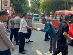 Jumat Peduli, Polsek Koja Bagikan 50 Nasi Box untuk Warga