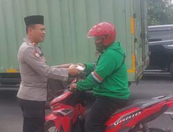 Polsek Kelapa Gading Bagikan 50 Nasi Kotak kepada Ojol dan Warga dalam Program Jumat Peduli