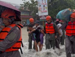 Polri Gerak Cepat Evakuasi Warga Terdampak Banjir di Padang