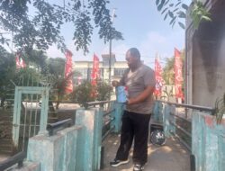 Sambut HUT Ke-81 RI, Polsek Kelapa Gading Gotong Royong Bersihkan Masjid dan Fasilitas Umum