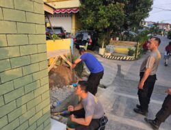 Perindah Gerbang Kampung, Polsek Tanjung Priok Bersama Warga Sunter Agung Gotong Royong Cat Ulang Gapura