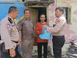 Kapolda Metro Jaya Salurkan 15 Paket Bantuan Sosial untuk Warga Slum Area Kampung Beting Koja