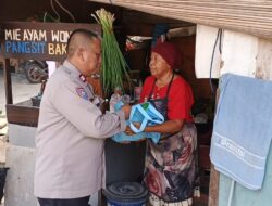 Polsek Metro Penjaringan Salurkan 165 Paket Bansos dari Kapolda Metro Jaya di Slum Area Pejagalan
