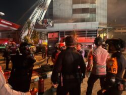 Brimob Polda Metro Jaya Bantu Penanganan Kebakaran Gedung Bapenda DKI
