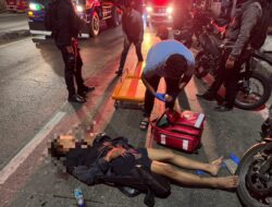 Brimob Polda Metro Jaya Bantu Evakuasi Korban Kecelakaan di Bekasi