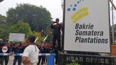 AKSI 18 KELOMPOK TANI DI ASAHAN BERUJUNG RICUH, MASSA MENGAKU LUKA DAN DUA KACA MOBIL PECAH