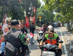 Jelang HUT RI ke-81, Polsek Koja Bersama Tiga Pilar Bagikan 150 Bendera Merah Putih