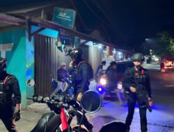 Patroli Dini Hari, Brimob Polda Metro Jaya Evakuasi Remaja Korban Penusukan di Tangerang