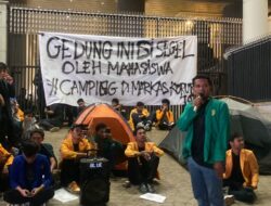 GELOMBANG AKSI DEMONSTRASI DI KANTOR KEJAKSAAN AGUNG, MEMINTA TERSANGKA KASUS KORUPSI FA DIHUKUM SEBERAT – BERATNYA
