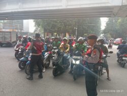 Polsek Metro Penjaringan Bagikan 200 Bendera Merah Putih kepada Pengguna Jalan Sambut HUT RI ke-81