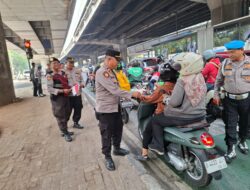 Polsek Kelapa Gading Perketat Penyekatan, Bagikan 140 Bendera Merah Putih kepada Pengendara di TL Coca-Cola Kelapa Gading