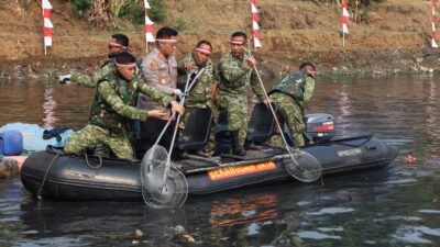 Sambut HUT ke-81 RI, Pangdam Jaya dan Kapolda Metro Jaya Pimpin Karya Bakti Bersihkan Sungai di Jakarta Utara