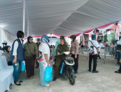 Polisi Humanis, Polwan Polres Metro Jakarta Utara Bantu Lansia Antre Bansos di JIS
