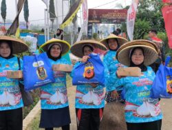 Bahagia Petani Bawang Putih Cianjur usai Terima Bansos dari Wakapolri