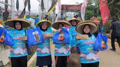 Bahagia Petani Bawang Putih Cianjur usai Terima Bansos dari Wakapolri
