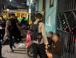 Brimob Polda Metro Jaya Amankan 2 Pemuda Diduga Hendak Tawuran di Lubang Buaya, Celurit Disita