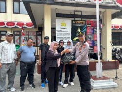 Jumat Peduli, Polsek Koja Bagikan 100 Paket Sembako untuk Warga