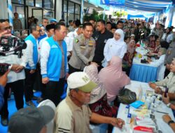 KAPOLRI TINJAU BAKTIKES DI GEDUNG KSPSI JATIM, LAYANAN KESEHATAN DIHADIRKAN UNTUK PEKERJA DAN MASYARAKAT