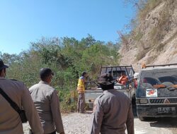 Personel Polri Buka Akses Jalan Terdampak Longsor Menuju Dusun Nitung di Palue
