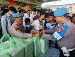 Jumat Peduli, Sipropam Polres Metro Jakarta Utara Bagikan 200 Nasi Kotak kepada Jemaah di Masjid Babah Alun