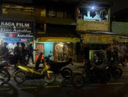 Brimob Polda Metro Jaya Patroli Jaktim, 5 Pemuda Diduga Bawa Tembakau Sinte Diamankan