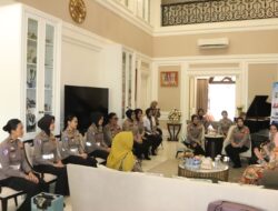 Polwan Polda Metro Jaya Pererat Silaturahmi dengan Ibu Asuh Polwan Jelang Hari Jadi ke-78