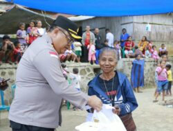 DI TENGAH MASJID YANG TERDAMPAK GEMPA, GOTONG ROYONG POLRI HADIR UNTUK WARGA ENDE