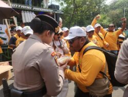 Polisi Bagikan Roti dan Air Mineral ke Massa Aksi Petani Tebu di Monas