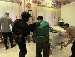 Brimob Polda Metro Jaya Patroli Cipta Kondisi, Bantu Pengemudi Ojol Kecelakaan di Kebun Sirih