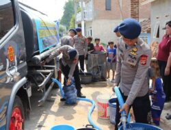 Satuan Brimob Polda Lampung Salurkan Ribuan Liter Air Bersih bagi Masyarakat Terdampak Kekeringan