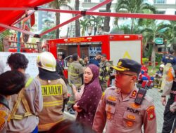 Petugas Gabungan Evakuasi Penghuni Saat Kebakaran Apartemen Pavilion Tanah Abang