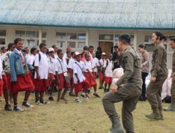 Bermain dan Belajar Bersama Anak, Satgas Kepolisian Operasi Damai Cartenz Berikan Dukungan Psikologis di SD Inpres Kago